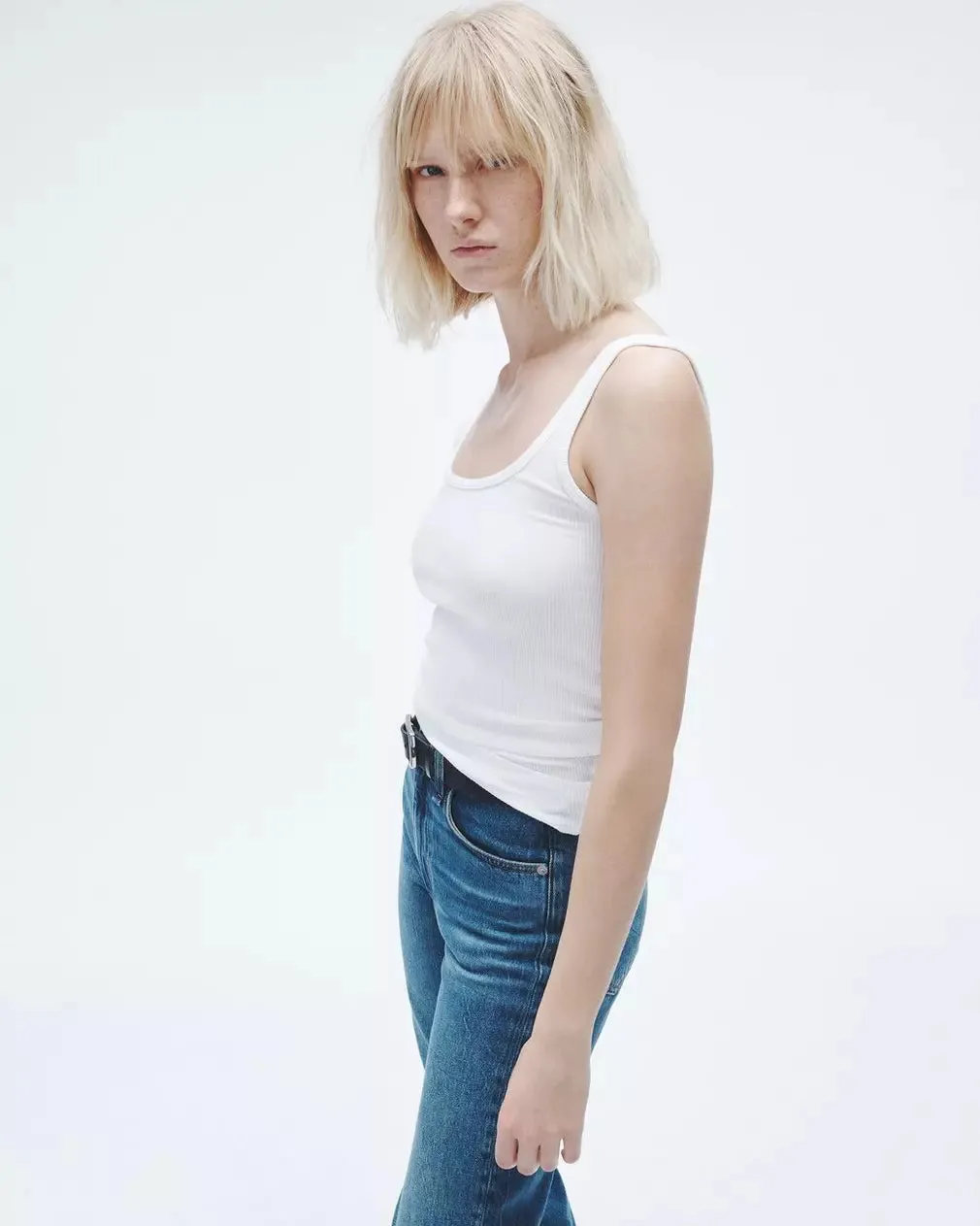 ESSENTIAL RIB SCOOP NECK TANK IN WHITE