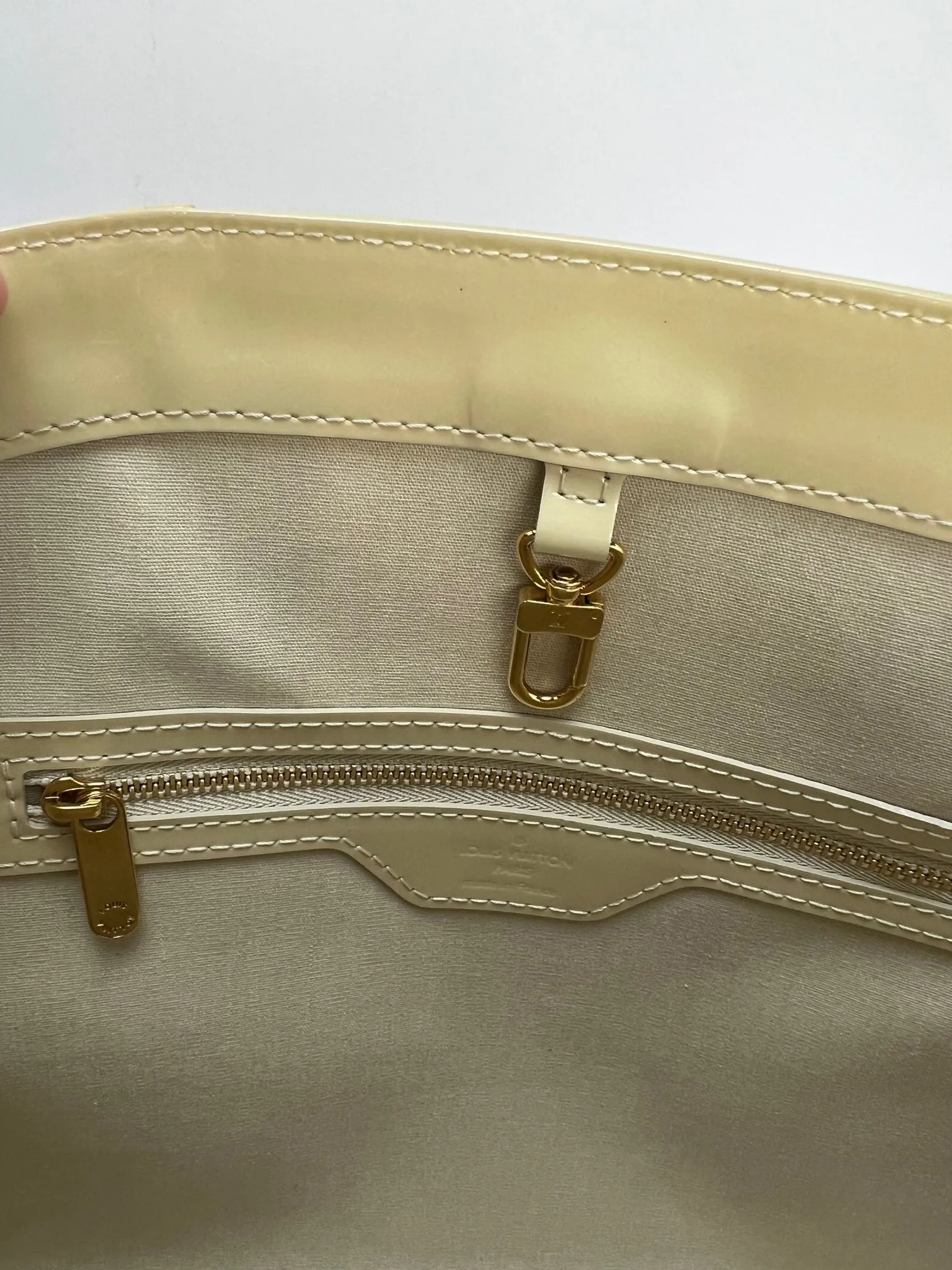 LOUIS VUITTON Monogram White Cream Vernis Avalon MM Tote Hand Shoulder Bag