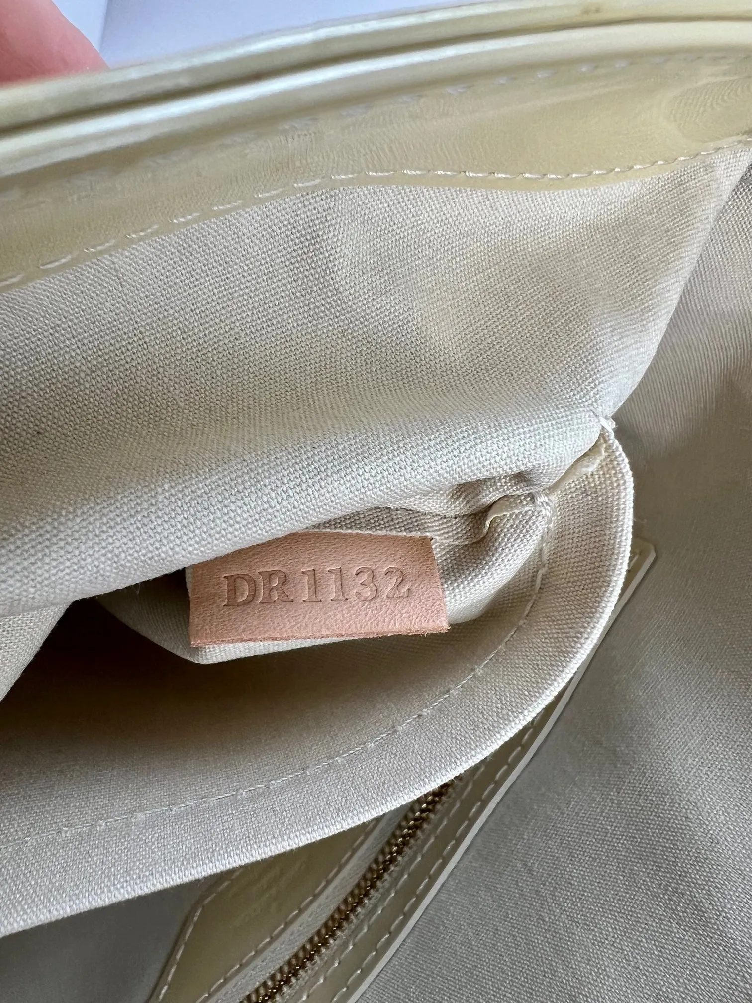 LOUIS VUITTON Monogram White Cream Vernis Avalon MM Tote Hand Shoulder Bag